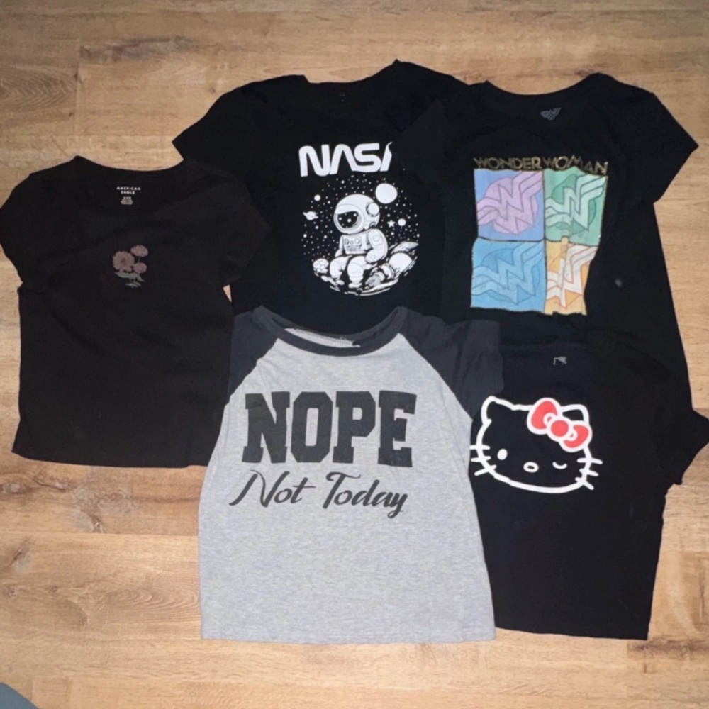 4 t-shirts American Eagle , Wonder Woman , Hello Kitty, NASA Multicolor